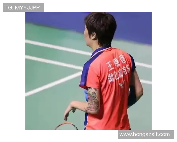 足球明星独特羽毛纹身背后的故事与意义探秘